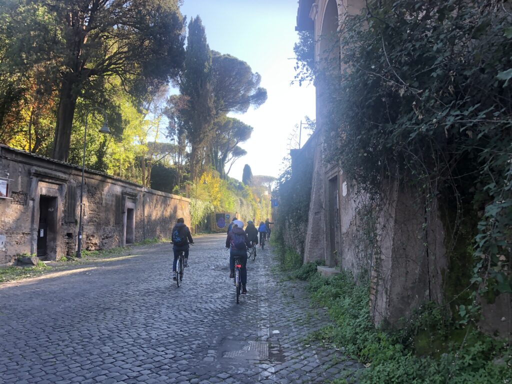 Appia Antica in bicicletta. Un tuffo nel passato.